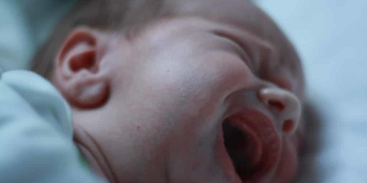 Bébé se réveille la nuit : Faut-il laisser le laisser pleurer ?