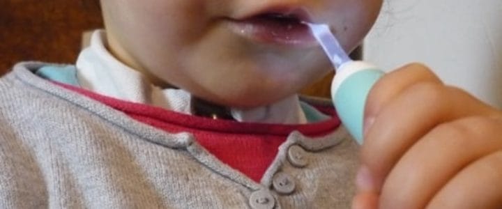 bébé se brosse les dents avec la prosonic baby