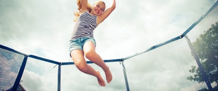 enfant qui saute sur un trampoline