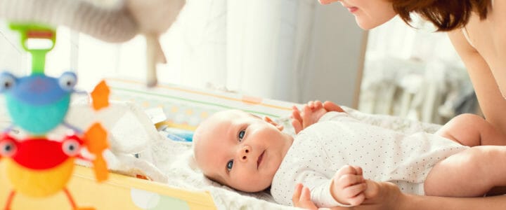Matelas à langer rigide à langer avec bord protecteur facile à nettoyer pour lit de bébé imperméable après le bain 50 x 70 cm 