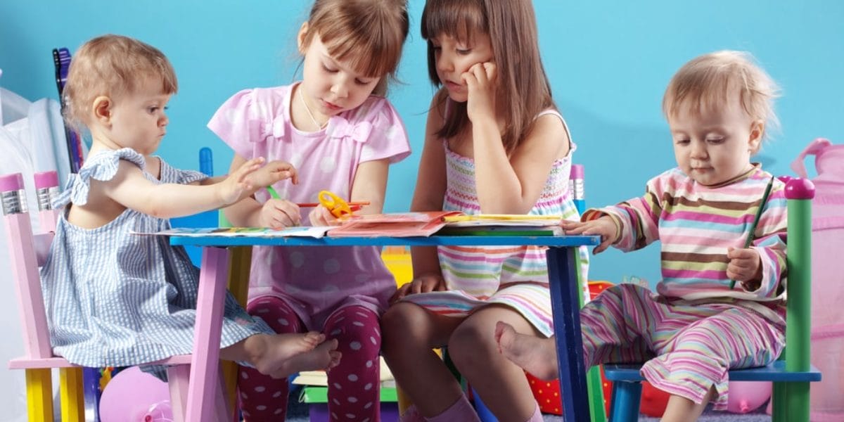 enfants autour d'une table enfant crayon