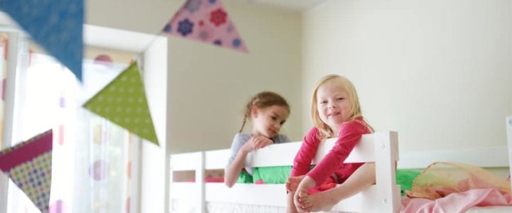 2 enfants sur un lit superposé dans une chambre enfant