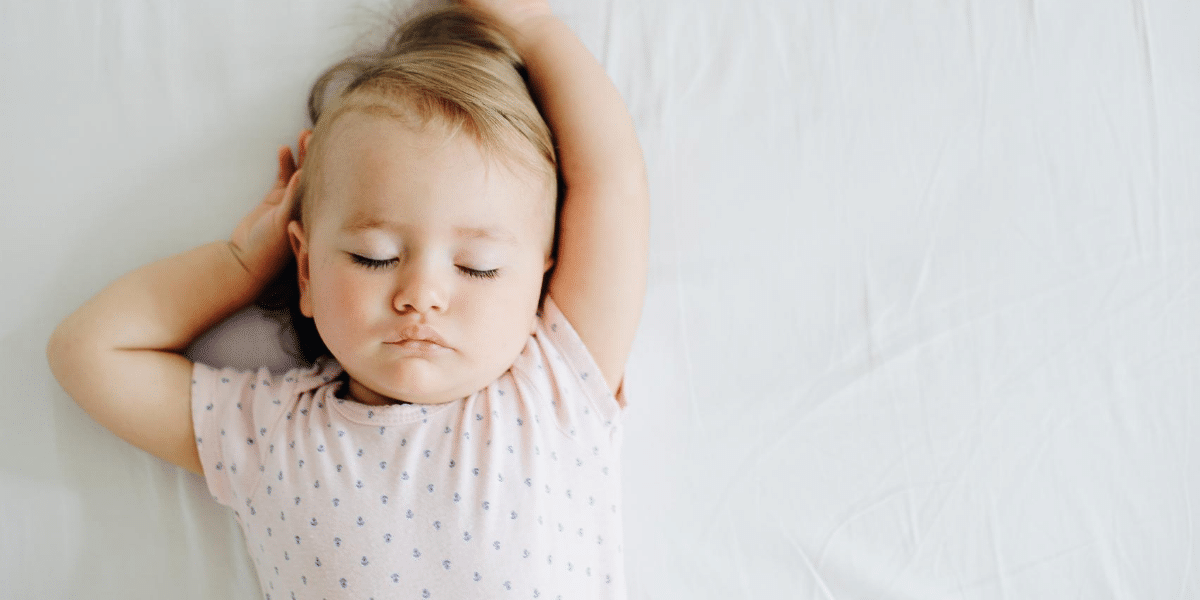 bébé qui dort sur un matelas de marque