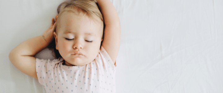 bébé qui dort sur un matelas de marque