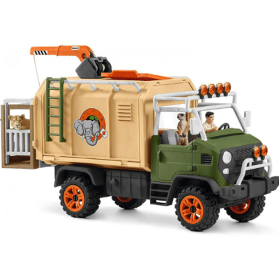Camion avec chauffeur et un lion à l'arrière du camion dans sa cage