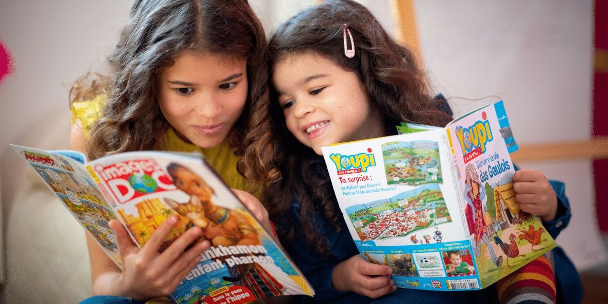 une maman et sa fille lisent meilleurs magazines enfants Bayard jeunesse