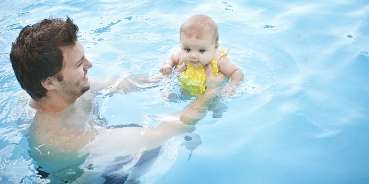 papa avec son bébé dans l'eau. Pratique des bébés nageurs