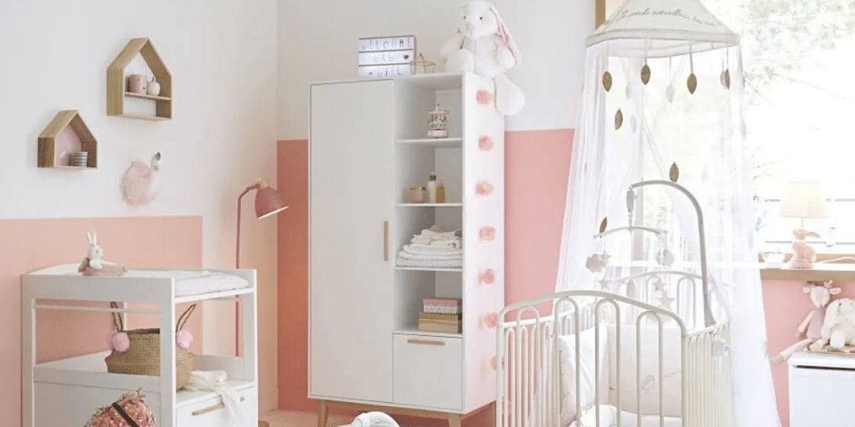 ciel de lit blanc dans chambre bébé marque Maison du monde