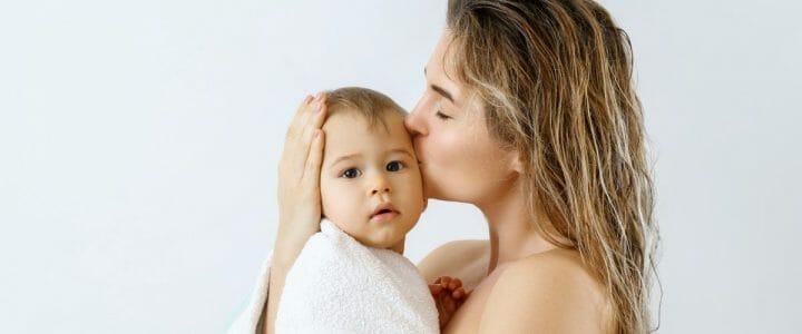 hni-maman-avec-son-bebe-dans-les-bras-apres-son-bain