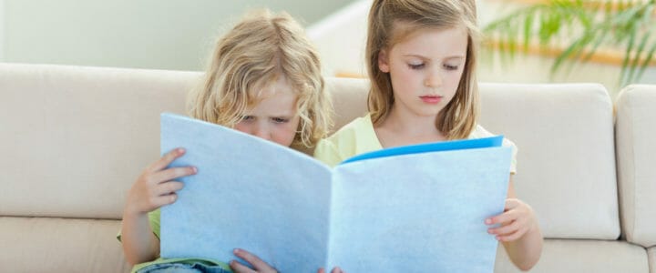 un-frere-et-sa-soeur-lisent-un-livre-sur-la-separation-des-parents-dans-le-salon
