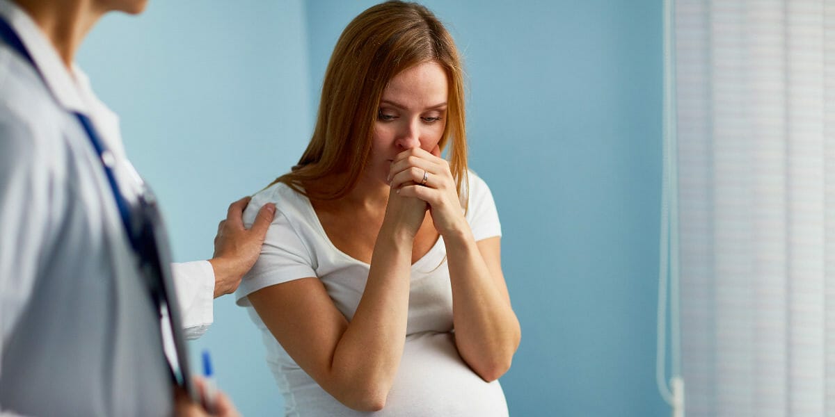 femme-enceinte-qui-pleure-car-atteinte-de-la-tokophobie